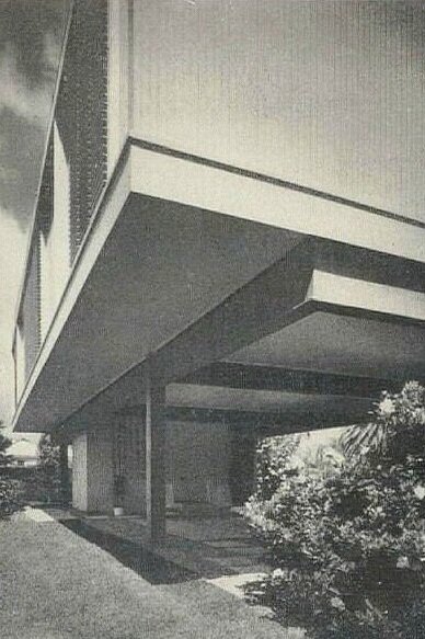 Raising the body of the building liberates space at the ground level, which is left open for shaded outdoor seating and parking. Structural steel—for the columns, and the inset perimeter and intermediary beams—is exposed, and the connections are com…