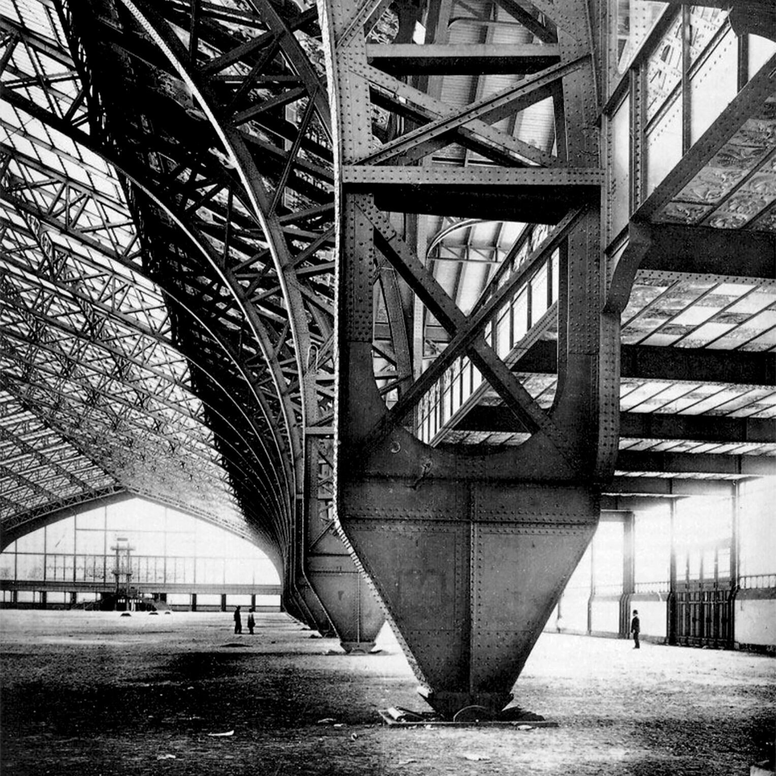 An view of the interior of the Galerie des Machines, one of the exhibition buildings erected for the 1889 world’s fair in Paris. The architects (headed by Ferdinand Dutert) and the engineers (headed by Victor Contamin) dramatically showed the potent…
